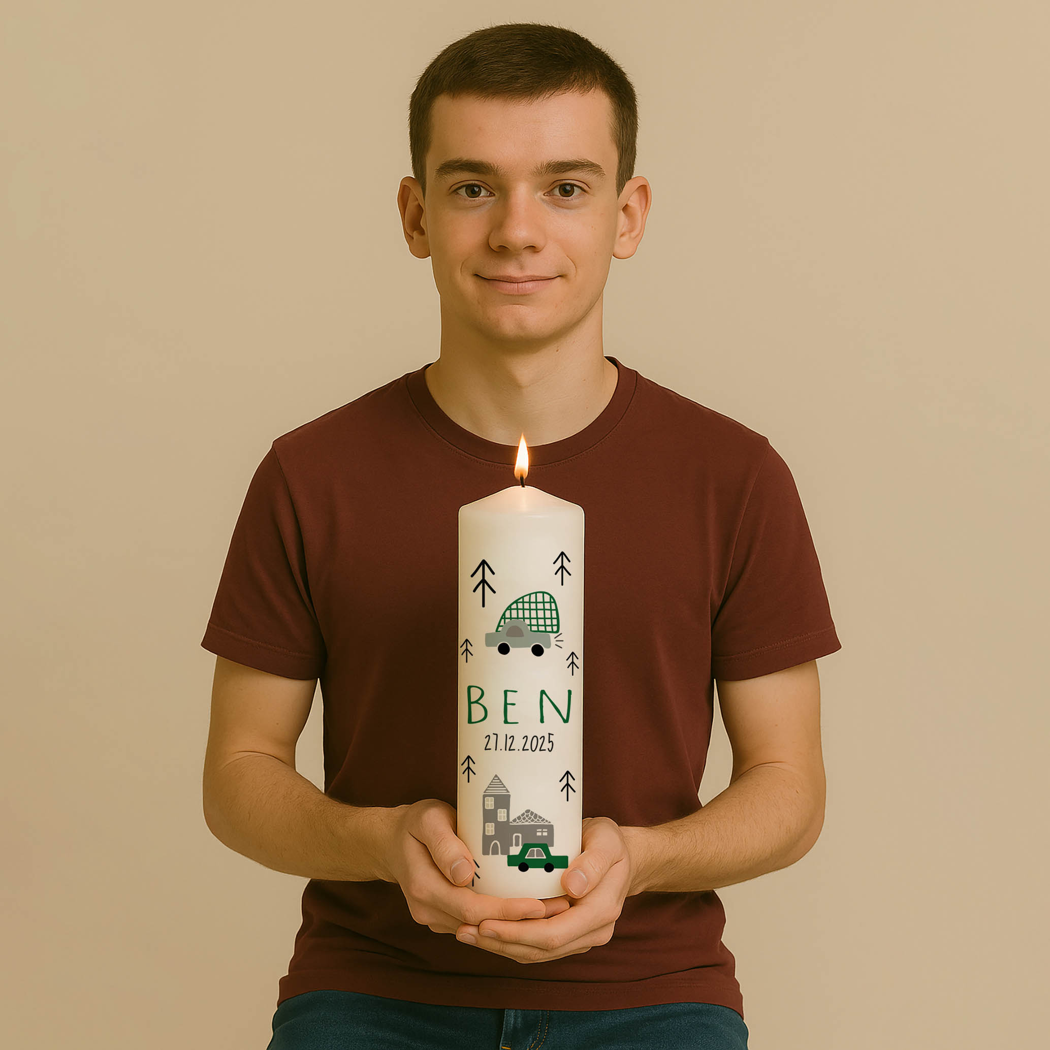 Personalisierte Geburtstagskerze mit Autos, Häuschen und Bäumen – erhältlich in Orange oder Grün. Mit Zeitstrahl zum abbrennen vom 1. bis 18. Geburtstag.