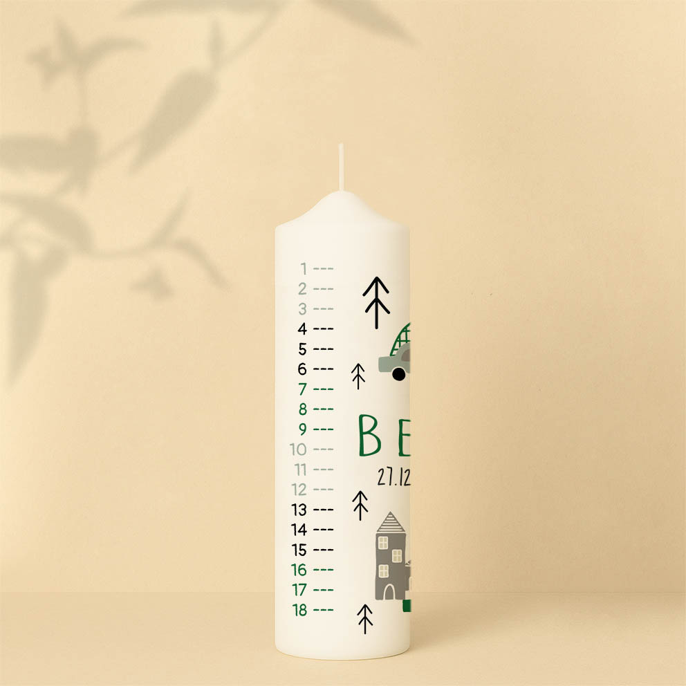 Personalisierte Geburtstagskerze mit Autos, Häuschen und Bäumen – erhältlich in Orange oder Grün. Mit Zeitstrahl zum abbrennen vom 1. bis 18. Geburtstag.