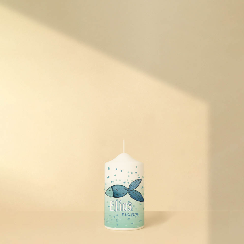 Personalisierte Geburtstagskerze mit Fischmotiv und Konfetti-Design – erhältlich in Blau oder Rosa, fröhlich und liebevoll gestaltet.