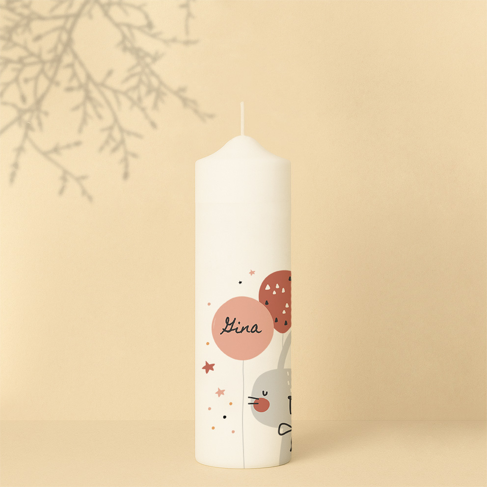 Personalisierte Geburtstagskerze mit Hase, Luftballons und Sternen in zarten Rosa- und Lilatönen oder als zweite in Orangetönen – Variante verspielt und zart zugleich.