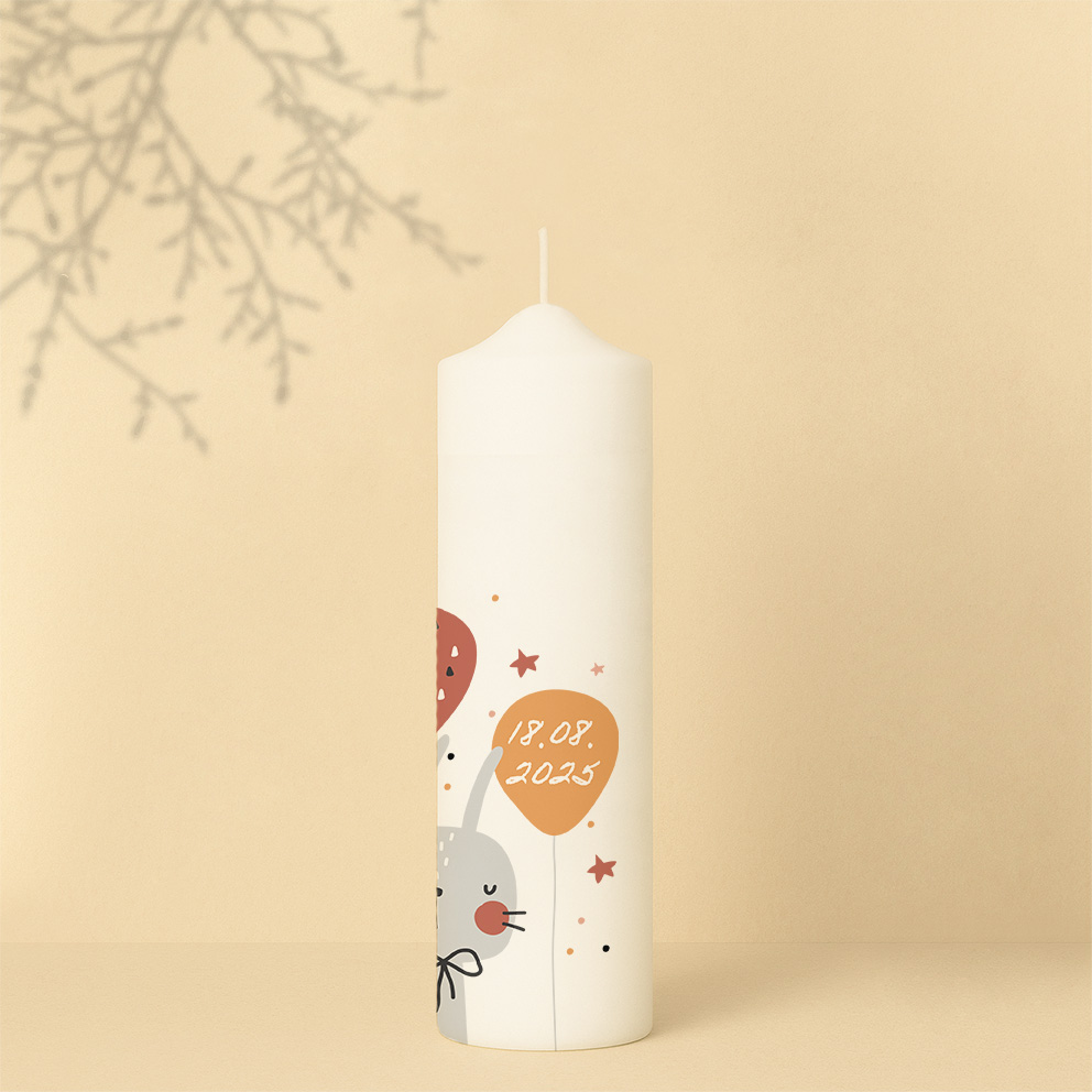 Personalisierte Geburtstagskerze mit Hase, Luftballons und Sternen in zarten Rosa- und Lilatönen oder als zweite in Orangetönen – Variante verspielt und zart zugleich.