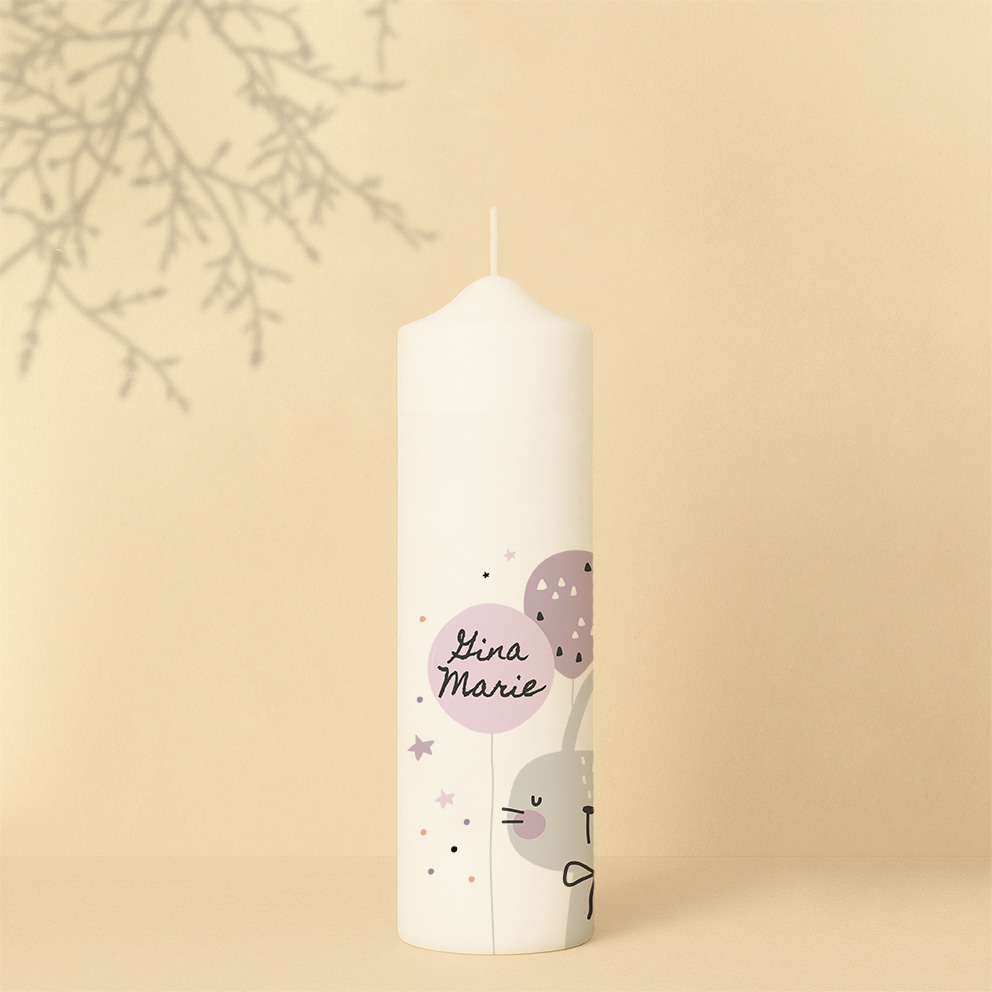 Personalisierte Geburtstagskerze mit Hase, Luftballons und Sternen in zarten Rosa- und Lilatönen oder als zweite in Orangetönen – Variante verspielt und zart zugleich.