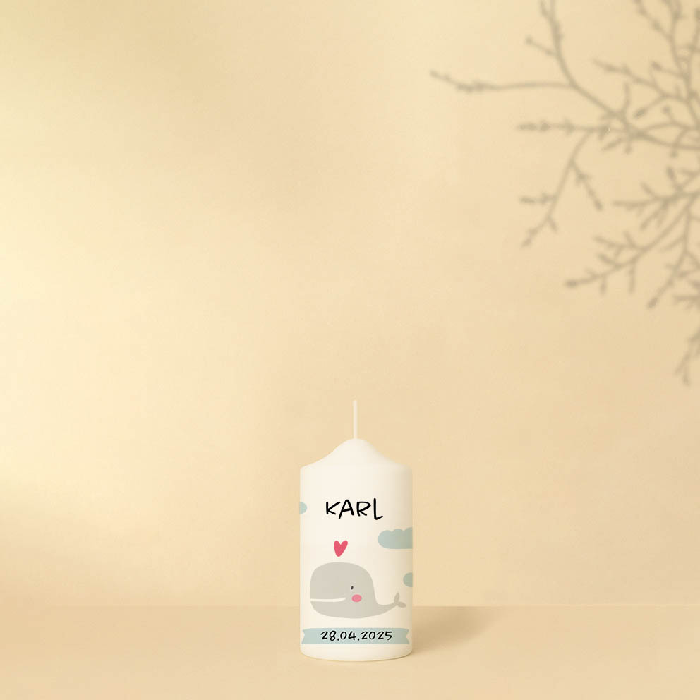 Personalisierte Geburtstagskerze mit Wal und Herzmotiv in Hellblau – liebevolles, maritimes Design für Kinderfeste.