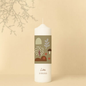 Personalisierte Geburtstagskerze mit Waldmotiv in Olivtönen oder in zarten Rosatönen – modernes, minimalistisches Design mit Naturdetails und warmen Farben.