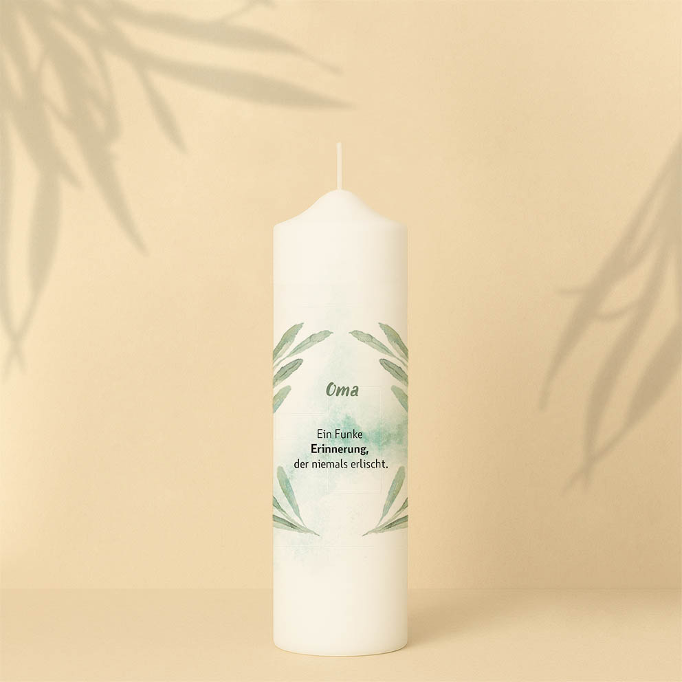 Personalisierte Gedenkkerze mit Olivenzweigen in Grüntönen – Symbol für Frieden und bleibende Erinnerung, elegant und ruhig gestaltet.