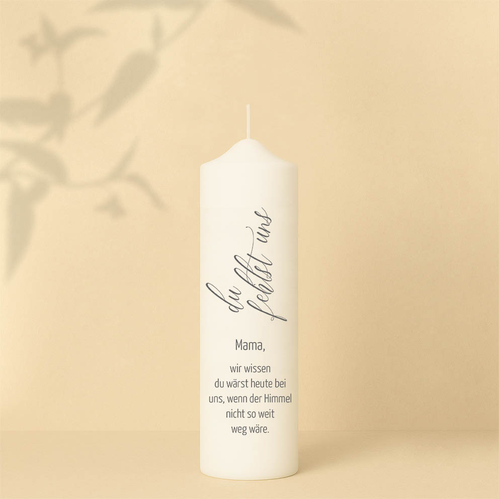 Personalisierte Gedenkkerze mit elegantem Schriftzug „Du fehlst uns“ – schlichte, moderne Erinnerungskerze mit tiefem Sinn.