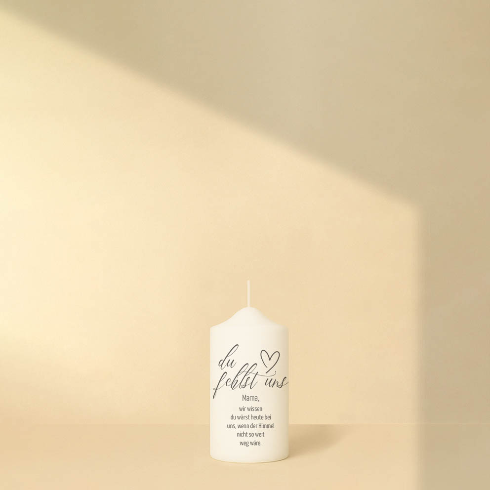 Personalisierte Gedenkkerze mit elegantem Schriftzug „Du fehlst uns“ – schlichte, moderne Erinnerungskerze mit tiefem Sinn.