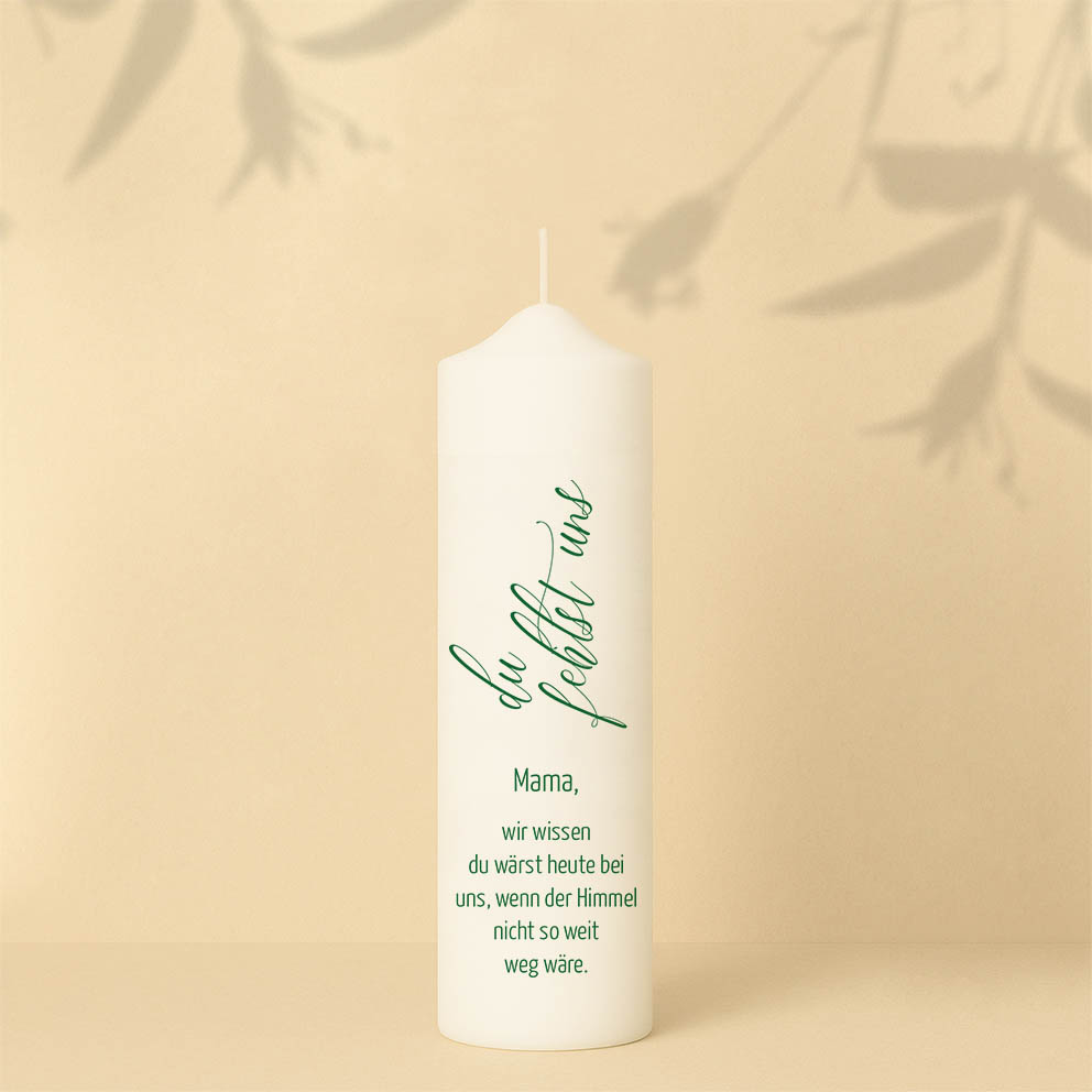 Personalisierte Gedenkkerze mit elegantem Schriftzug „Du fehlst uns“ – schlichte, moderne Erinnerungskerze mit tiefem Sinn.