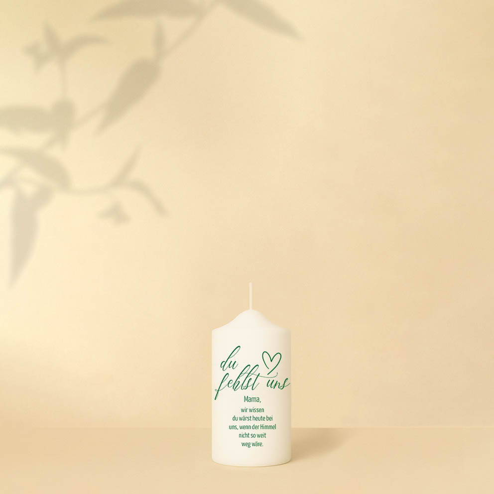 Personalisierte Gedenkkerze mit elegantem Schriftzug „Du fehlst uns“ – schlichte, moderne Erinnerungskerze mit tiefem Sinn.