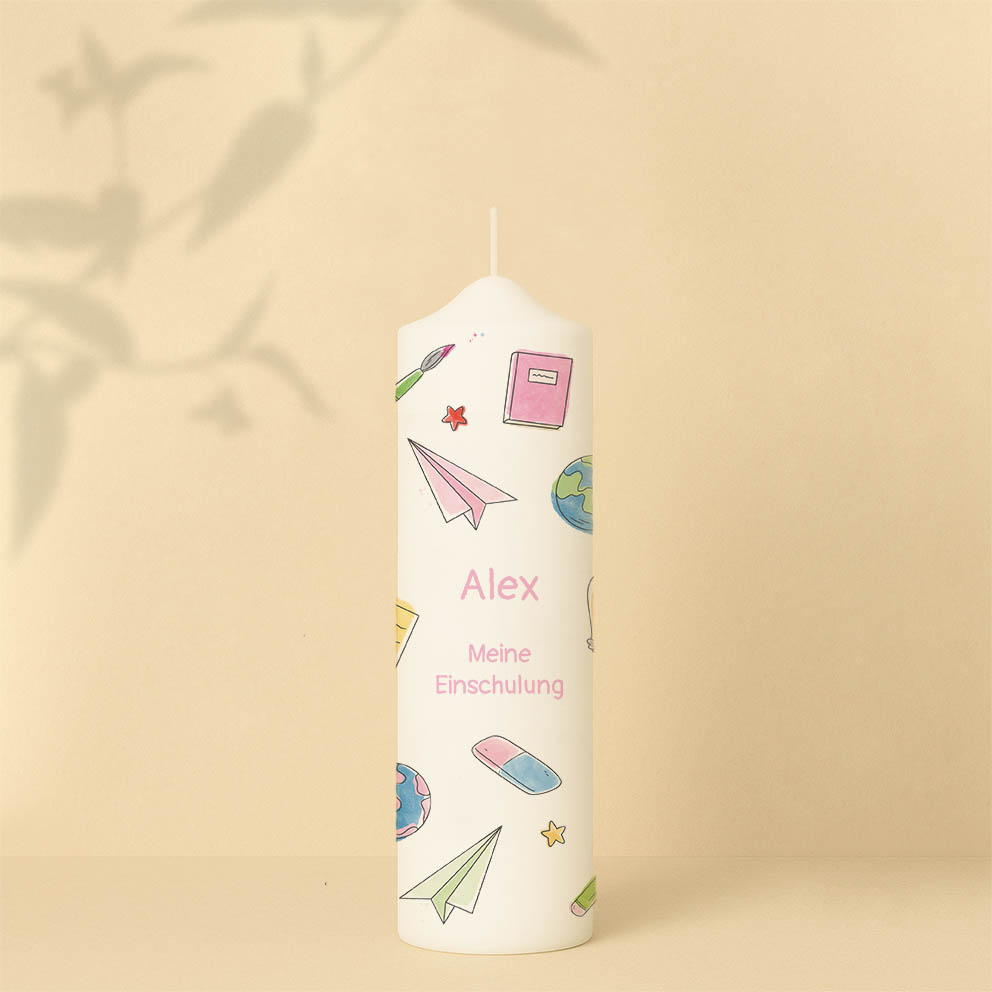 Schulkerze mit bunten Motiven wie Buch, Globus, Papierflugzeug und Name – personalisiert und nur in Groß erhältlich.