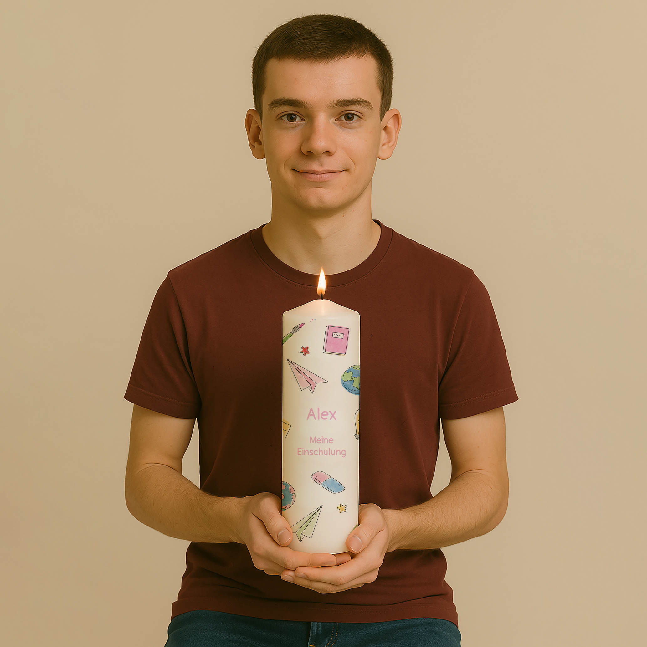 Schulkerze mit bunten Motiven wie Buch, Globus, Papierflugzeug und Name – personalisiert und nur in Groß erhältlich.