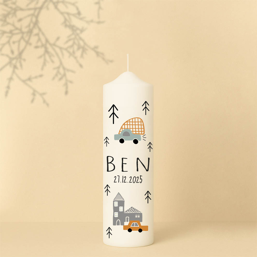 Personalisierte Geburtstagskerze mit Autos, Häuschen und Bäumen – erhältlich in Orange oder Grün. Mit Zeitstrahl zum abbrennen vom 1. bis 18. Geburtstag.