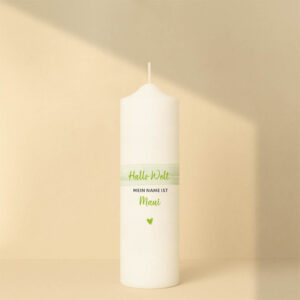 Willkommenskerze in Grün, Lila, Petrol oder Rosa mit Pinselstrich, Name und Herz – personalisiert und in zwei Größen erhältlich.