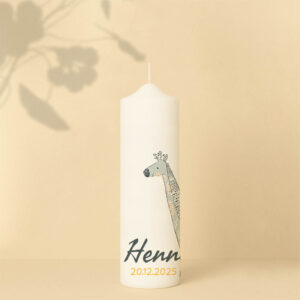 Personalisierte Geburtstagskerze mit niedlicher Giraffe in sanften Naturfarben – schlichtes, modernes Design für Kinder. Mit Zeitstrahl zum abbrennen vom 1. bis 18. Geburtstag.