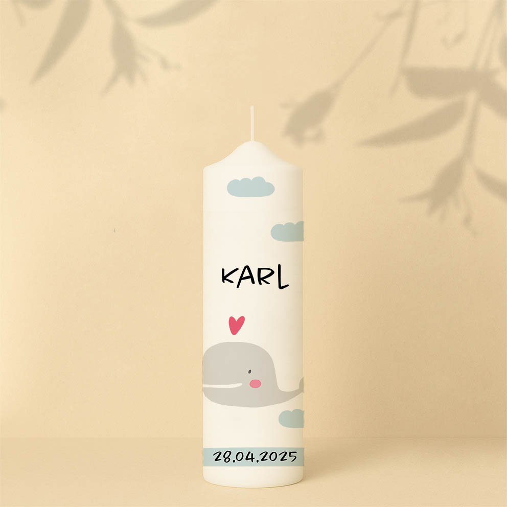 Personalisierte Geburtstagskerze mit Wal und Herzmotiv in Hellblau – liebevolles, maritimes Design für Kinderfeste.