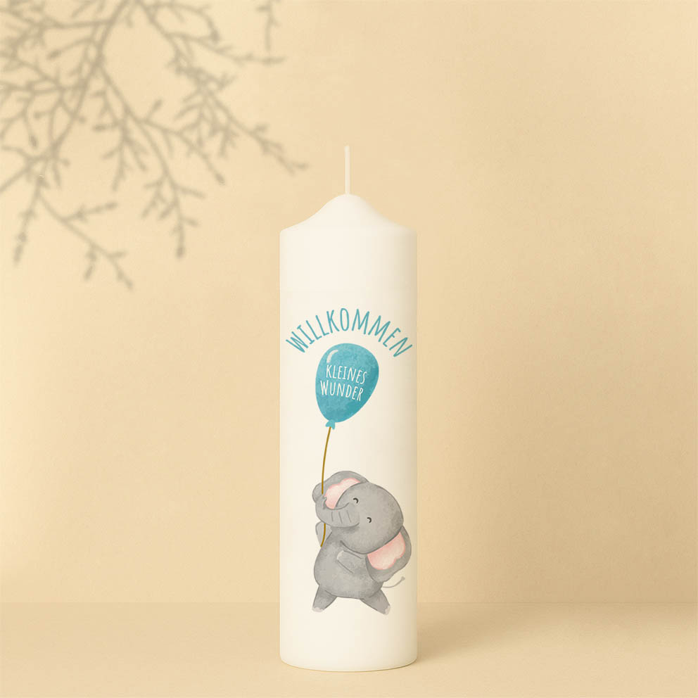 Willkommenskerze in Blau, Grün, Orange oder Pink mit Elefant, Luftballon und Text – personalisiert und in zwei Größen erhältlich.