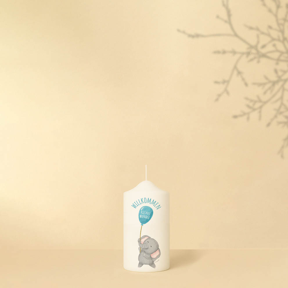 Willkommenskerze in Blau, Grün, Orange oder Pink mit Elefant, Luftballon und Text – personalisiert und in zwei Größen erhältlich.