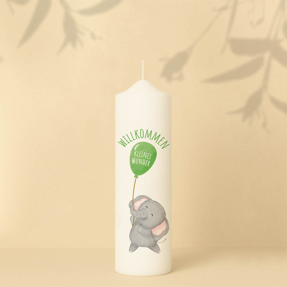 Willkommenskerze in Blau, Grün, Orange oder Pink mit Elefant, Luftballon und Text – personalisiert und in zwei Größen erhältlich.