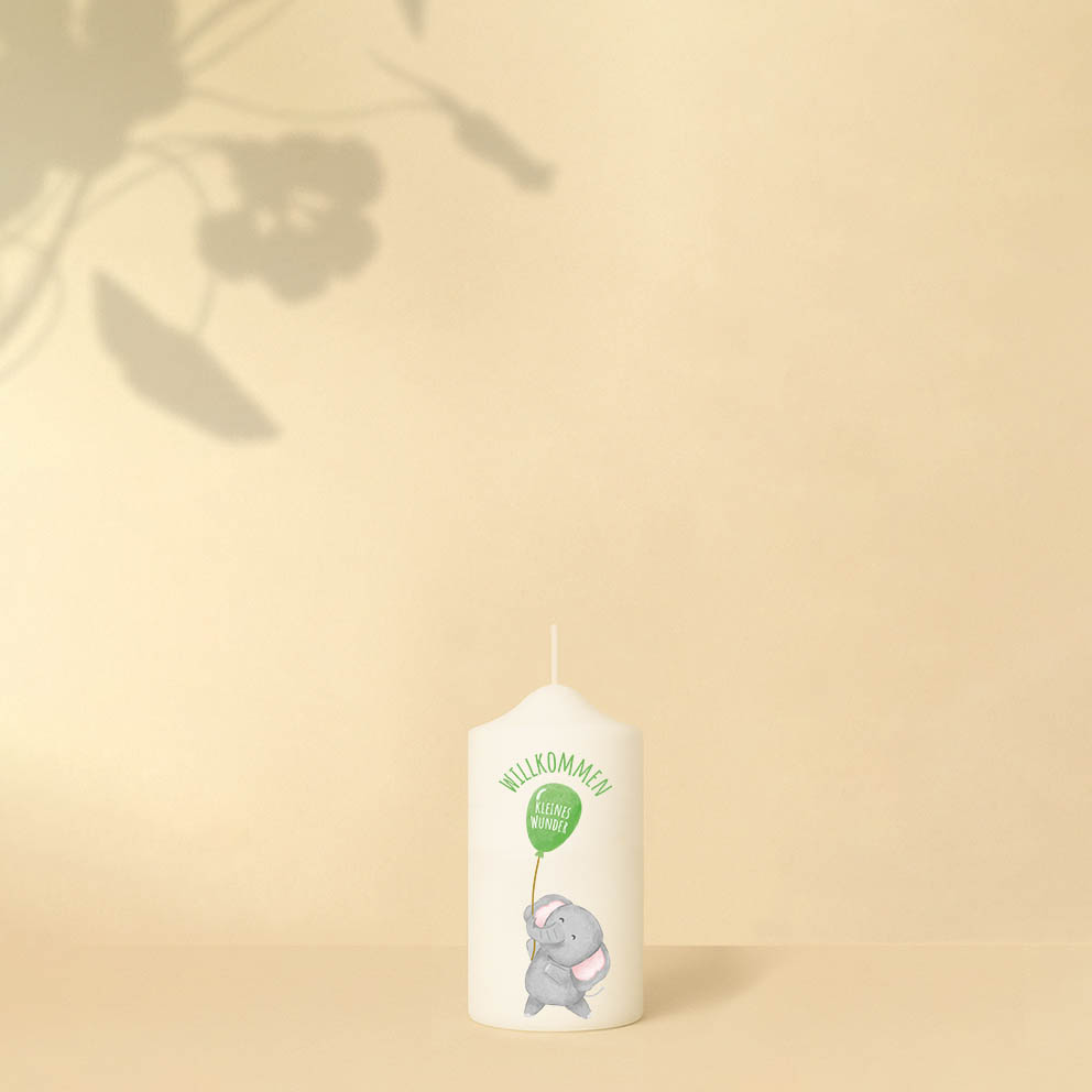 Willkommenskerze in Blau, Grün, Orange oder Pink mit Elefant, Luftballon und Text – personalisiert und in zwei Größen erhältlich.