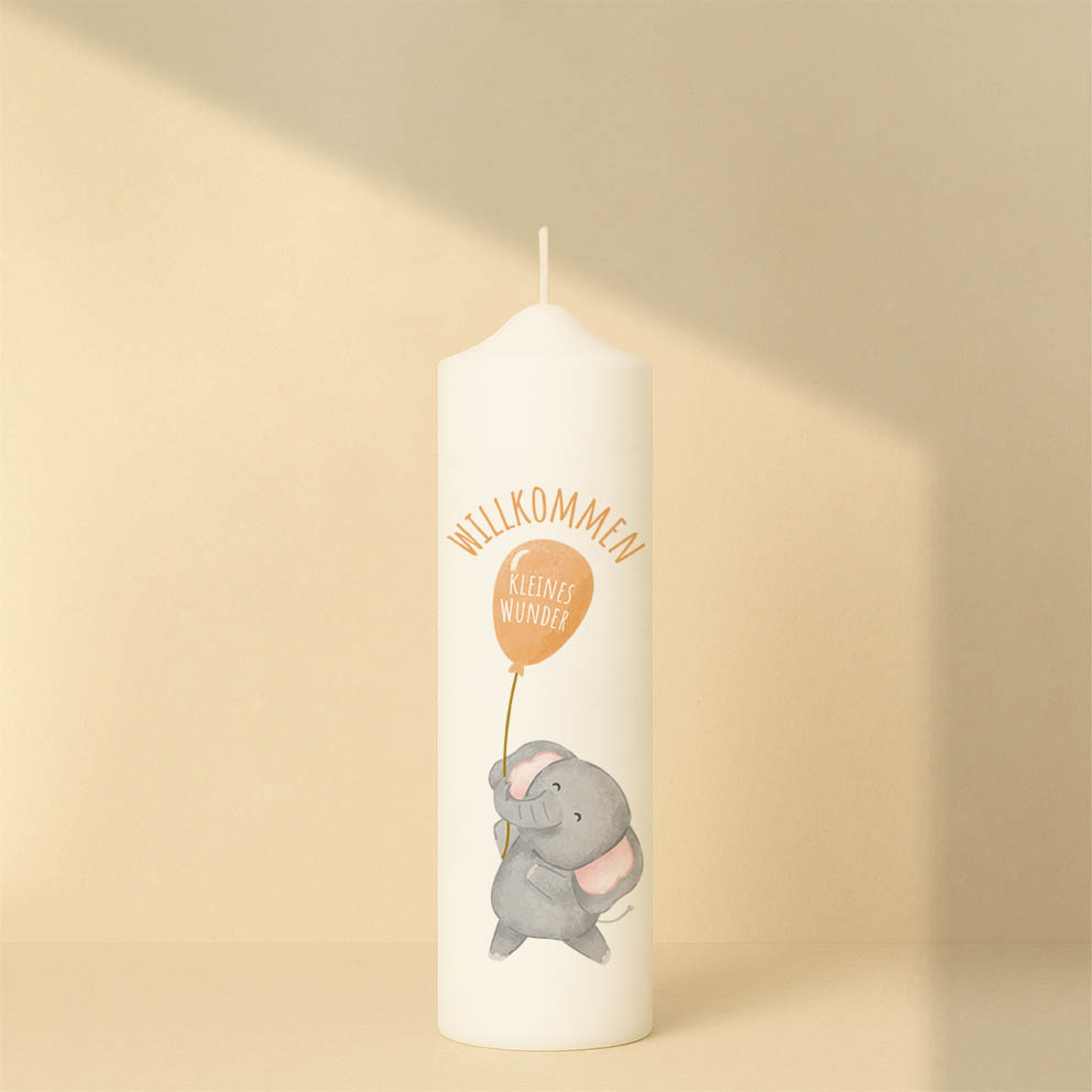 Willkommenskerze in Blau, Grün, Orange oder Pink mit Elefant, Luftballon und Text – personalisiert und in zwei Größen erhältlich.