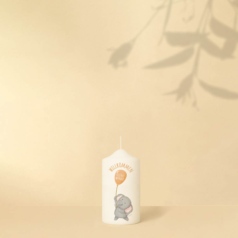 Willkommenskerze in Blau, Grün, Orange oder Pink mit Elefant, Luftballon und Text – personalisiert und in zwei Größen erhältlich.