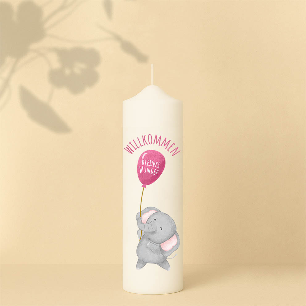Willkommenskerze in Blau, Grün, Orange oder Pink mit Elefant, Luftballon und Text – personalisiert und in zwei Größen erhältlich.