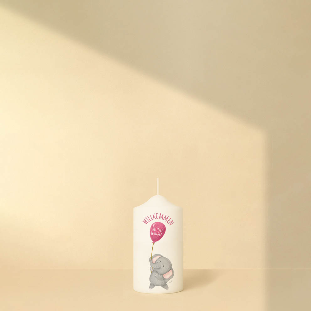 Willkommenskerze in Blau, Grün, Orange oder Pink mit Elefant, Luftballon und Text – personalisiert und in zwei Größen erhältlich.