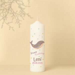 Personalisierte Geburtstagskerze mit Wal und Sternen – pastelliges, modernes Design mit dem Schriftzug „Happy Birthday“.