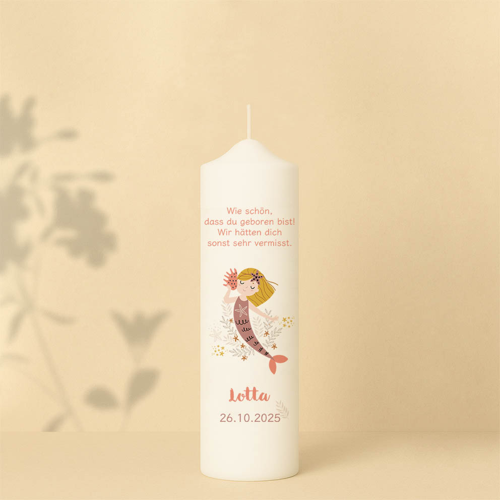 Personalisierte Geburtstagskerze mit Meerjungfrau in Rosa und Goldtönen – liebevolles Motiv mit Spruch zum Geburtstag.
