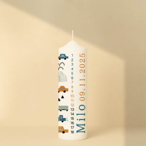 Personalisierte Geburtstagskerze mit Autos – modernes, grafisches Design in Blau, Orange und Grau. Mit Zeitstrahl zum abbrennen vom 1. bis 18. Geburtstag.