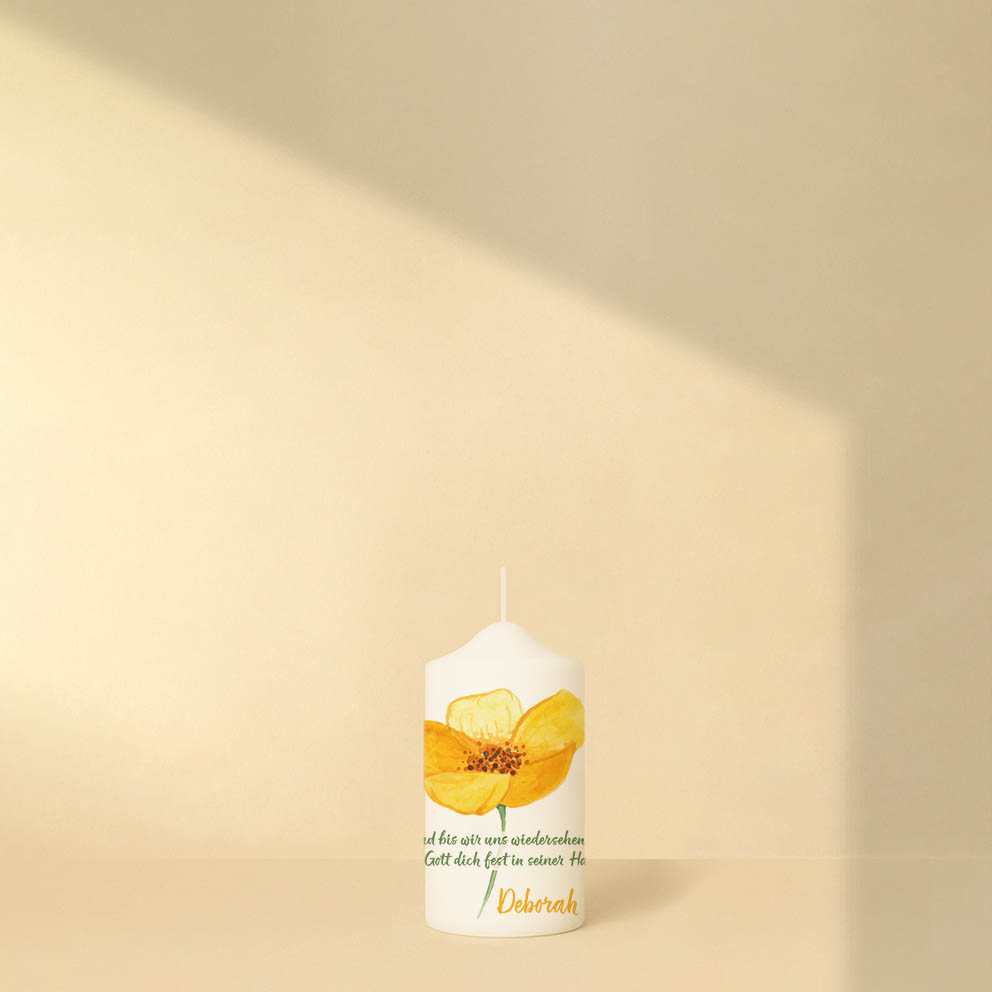 Personalisierte Gedenkkerze mit gelber Mohnblume – zartes, warmes Design mit tröstendem Spruch zum liebevollen Erinnern.