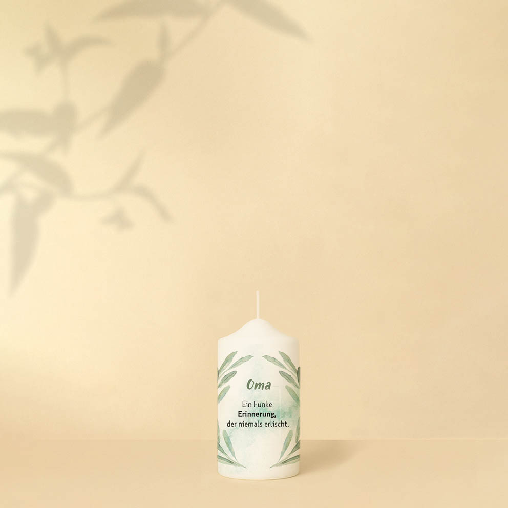 Personalisierte Gedenkkerze mit Olivenzweigen in Grüntönen – Symbol für Frieden und bleibende Erinnerung, elegant und ruhig gestaltet.
