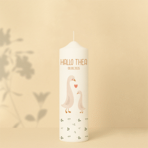 Willkommenskerze mit Gänsen, Herz, Name, Datum und Blätterdekor – personalisiert und in zwei Größen erhältlich.