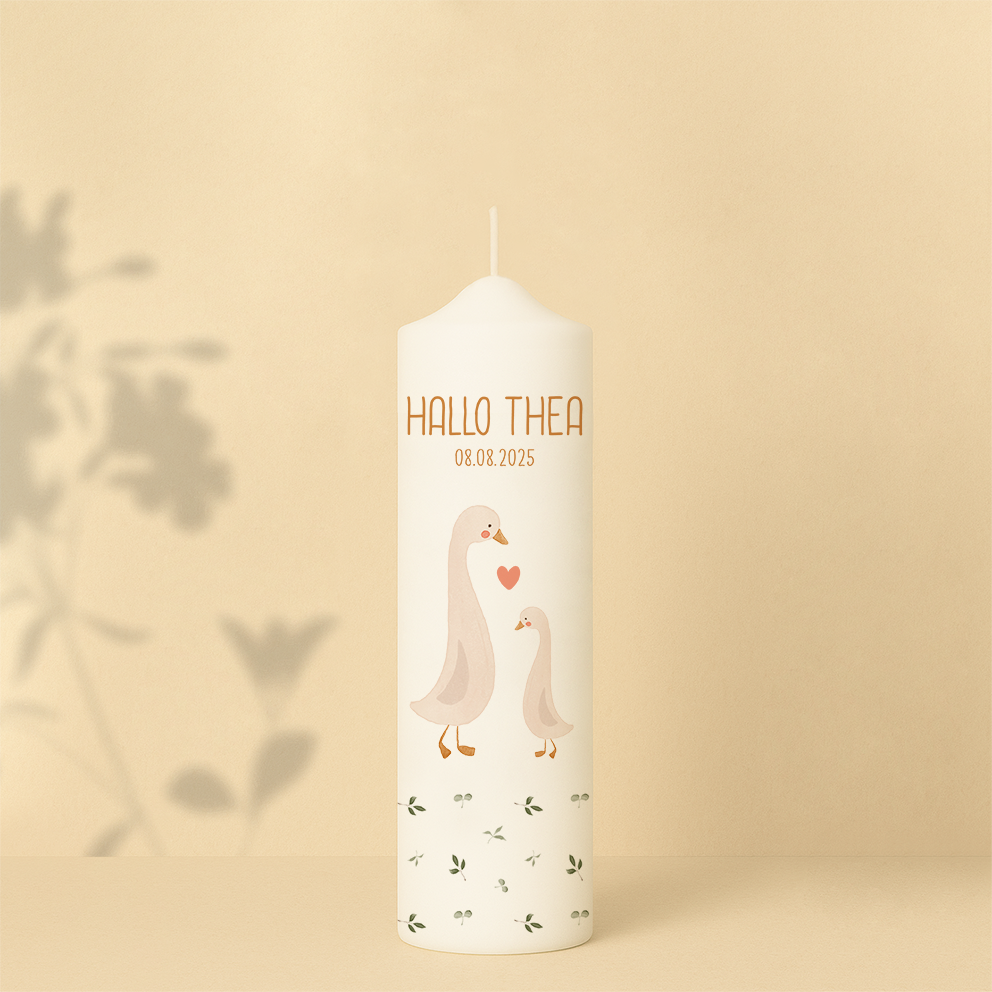 Willkommenskerze mit Gänsen, Herz, Name, Datum und Blätterdekor – personalisiert und in zwei Größen erhältlich.