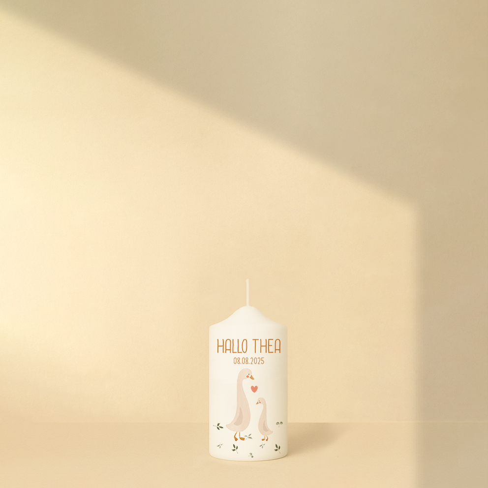 Willkommenskerze mit Gänsen, Herz, Name, Datum und Blätterdekor – personalisiert und in zwei Größen erhältlich.