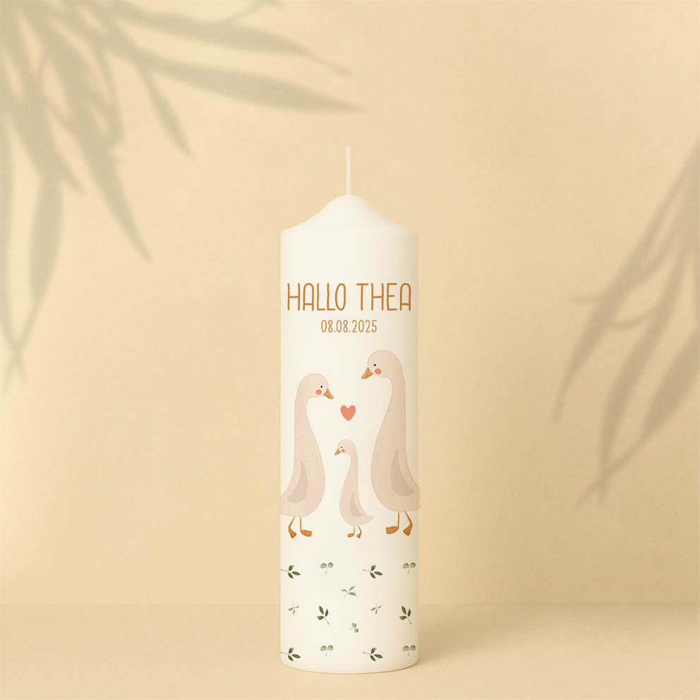 Willkommenskerze mit Gänsen, Herz, Name, Datum und Blätterdekor – personalisiert und in zwei Größen erhältlich.