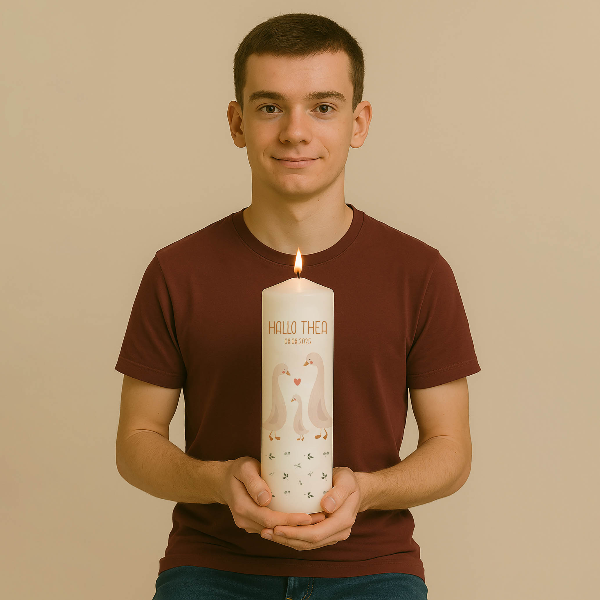 Willkommenskerze mit Gänsen, Herz, Name, Datum und Blätterdekor – personalisiert und in zwei Größen erhältlich.