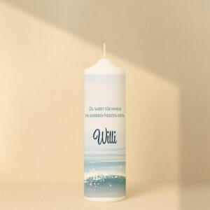 Personalisierte Gedenkkerze mit sanftem Meeresmotiv in Blau – liebevoll gestaltet als Symbol für Frieden, Erinnerung und Verbundenheit.