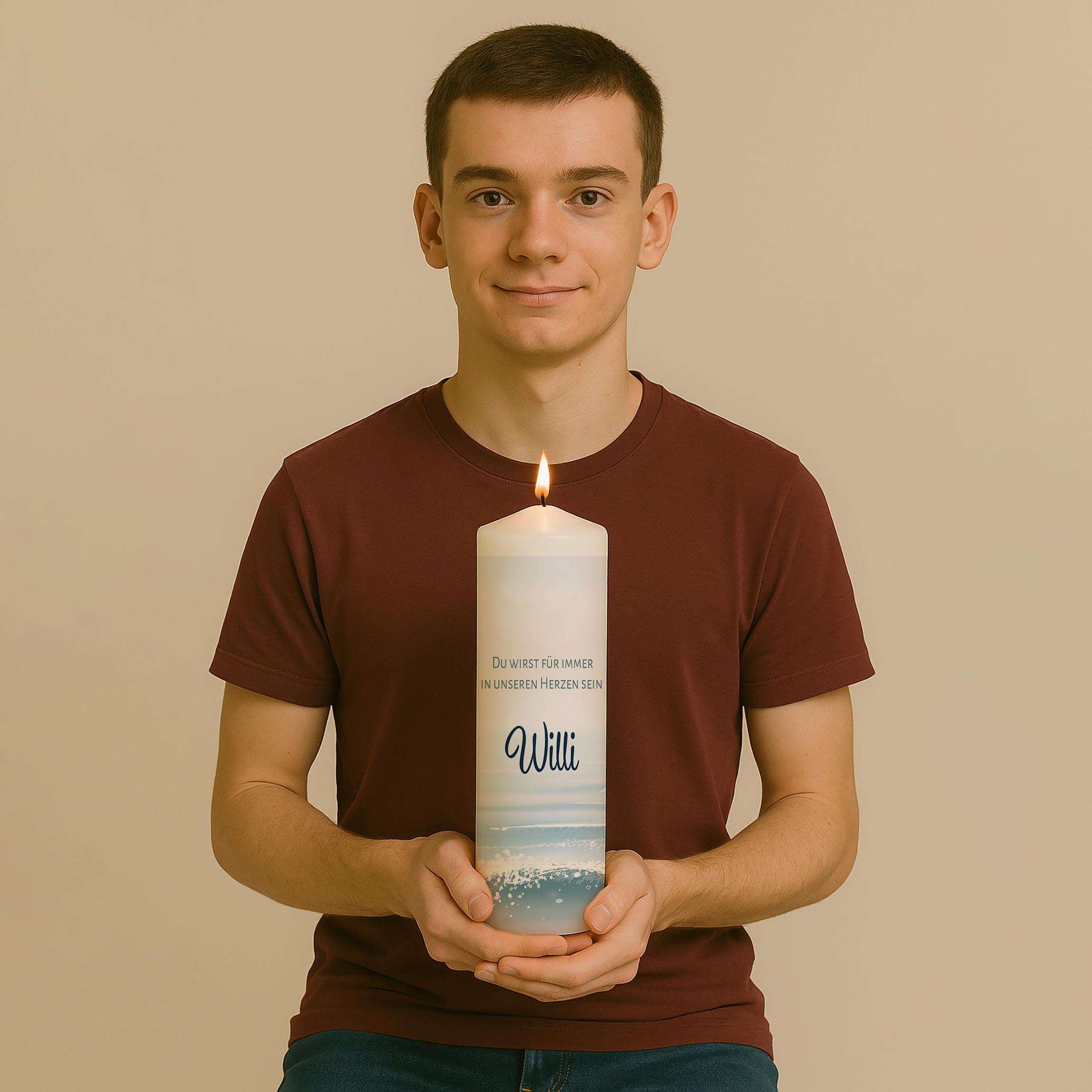 Personalisierte Gedenkkerze mit sanftem Meeresmotiv in Blau – liebevoll gestaltet als Symbol für Frieden, Erinnerung und Verbundenheit.