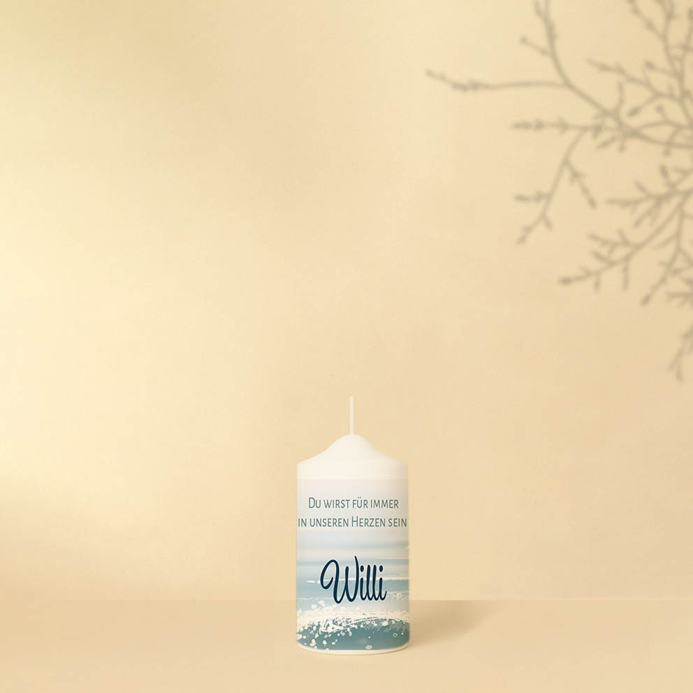 Personalisierte Gedenkkerze mit sanftem Meeresmotiv in Blau – liebevoll gestaltet als Symbol für Frieden, Erinnerung und Verbundenheit.