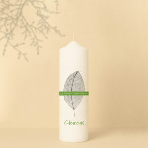 Personalisierte Gedenkkerze mit filigranem Blattmotiv – schlichte, moderne Trauerkerze mit dem Schriftzug „Für immer in unseren Herzen“.
