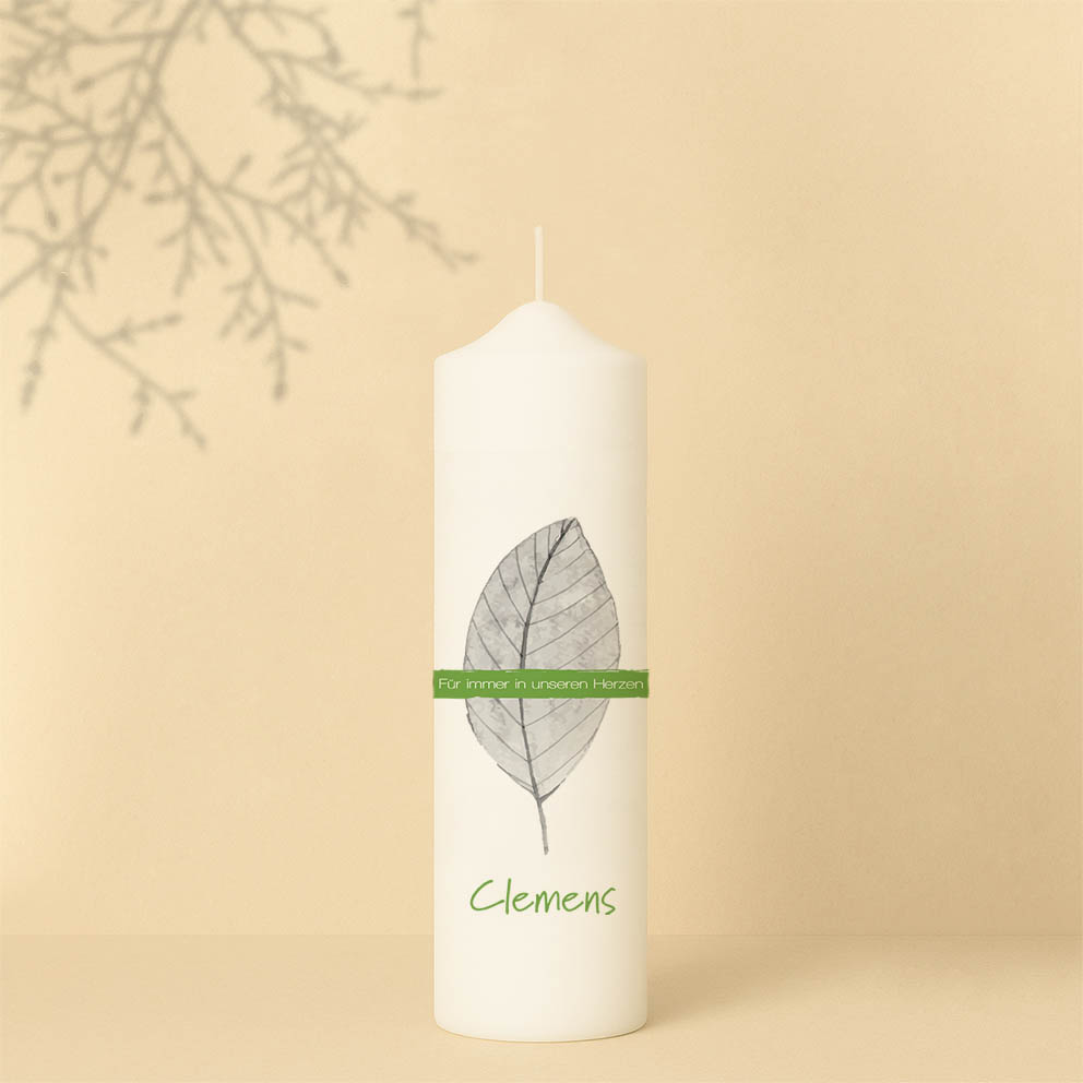 Personalisierte Gedenkkerze mit filigranem Blattmotiv – schlichte, moderne Trauerkerze mit dem Schriftzug „Für immer in unseren Herzen“.