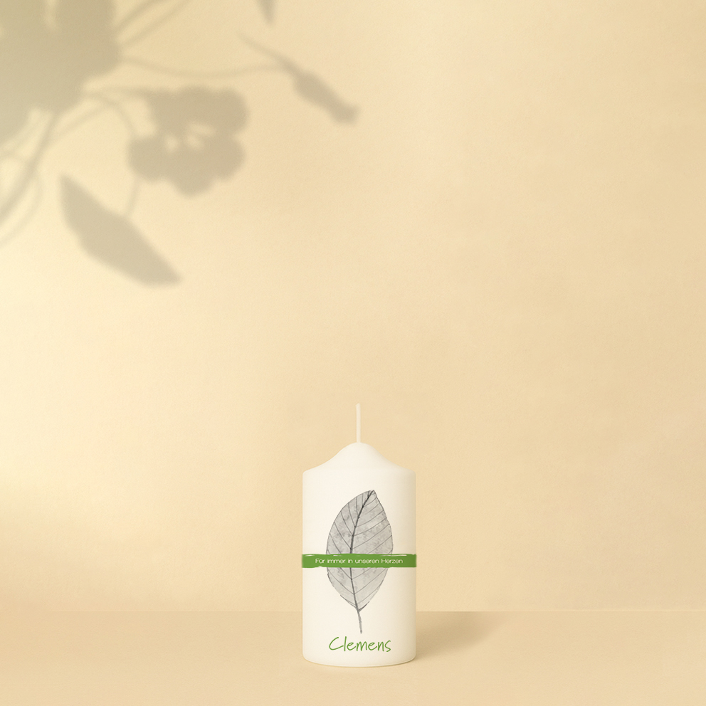 Personalisierte Gedenkkerze mit filigranem Blattmotiv – schlichte, moderne Trauerkerze mit dem Schriftzug „Für immer in unseren Herzen“.