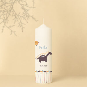 Taufkerze mit Dinosaurier, Sonne, Name, Datum und farbenfrohem Streifenmuster – personalisiert und in zwei Größen erhältlich.