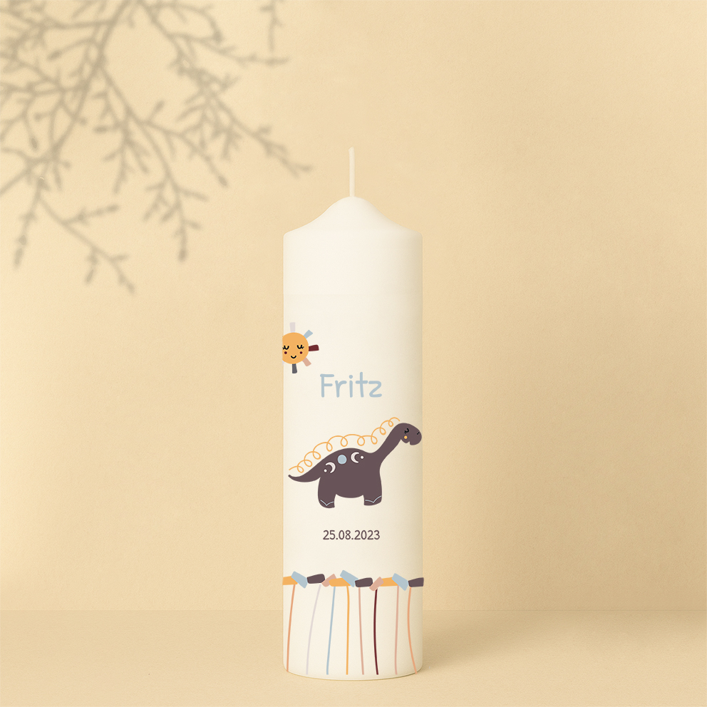 Taufkerze mit Dinosaurier, Sonne, Name, Datum und farbenfrohem Streifenmuster – personalisiert und in zwei Größen erhältlich.