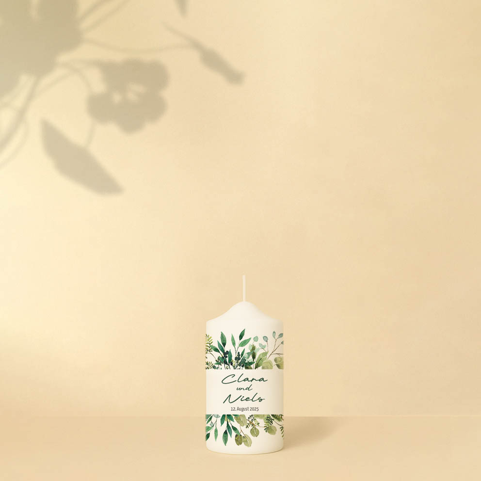 Personalisierte Hochzeitskerze mit satten Grüntönen und modernen Blättermotiven – stilvolles, frisches Design für den großen Tag.