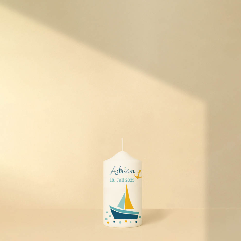 Taufkerze mit buntem Schiff, Flecken, Name und Datum – Personalisiert und in zwei Größen erhältlich.
