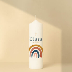 Taufkerze in Blau oder Rosa mit Regenbogen, Namen, Datum, Kreuz und Gans – personalisiert und in zwei Größen erhältlich.