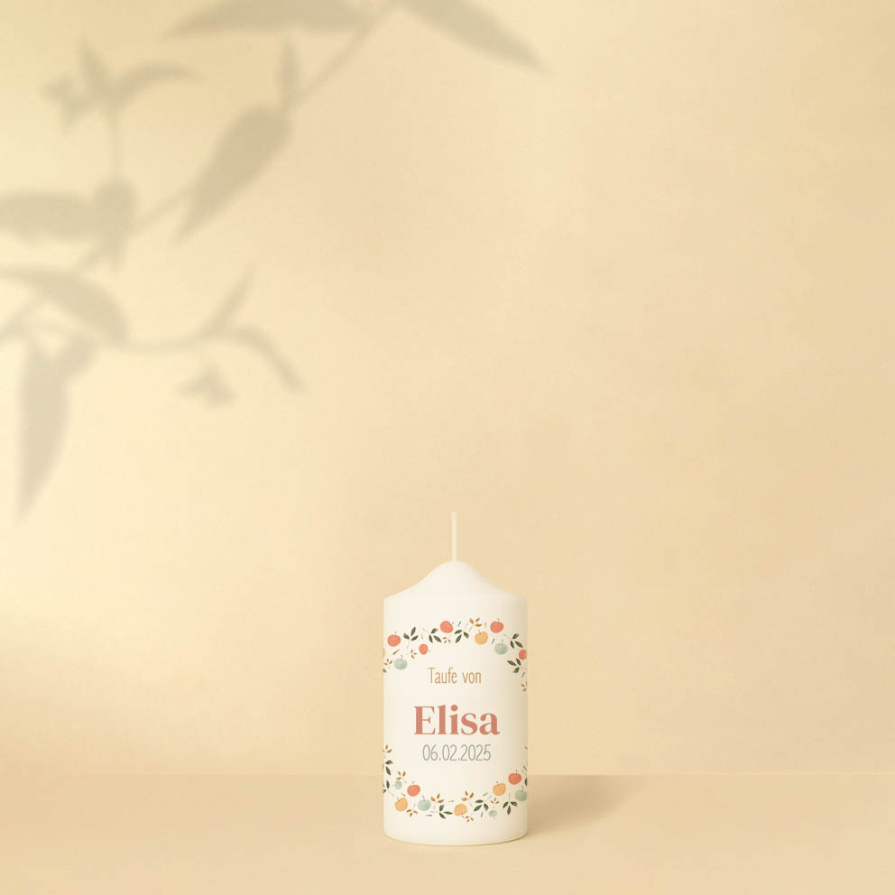 Taufkerze mit buntem Blumenring, Namen, Datum und Text – personalisiert und in zwei Größen erhältlich.