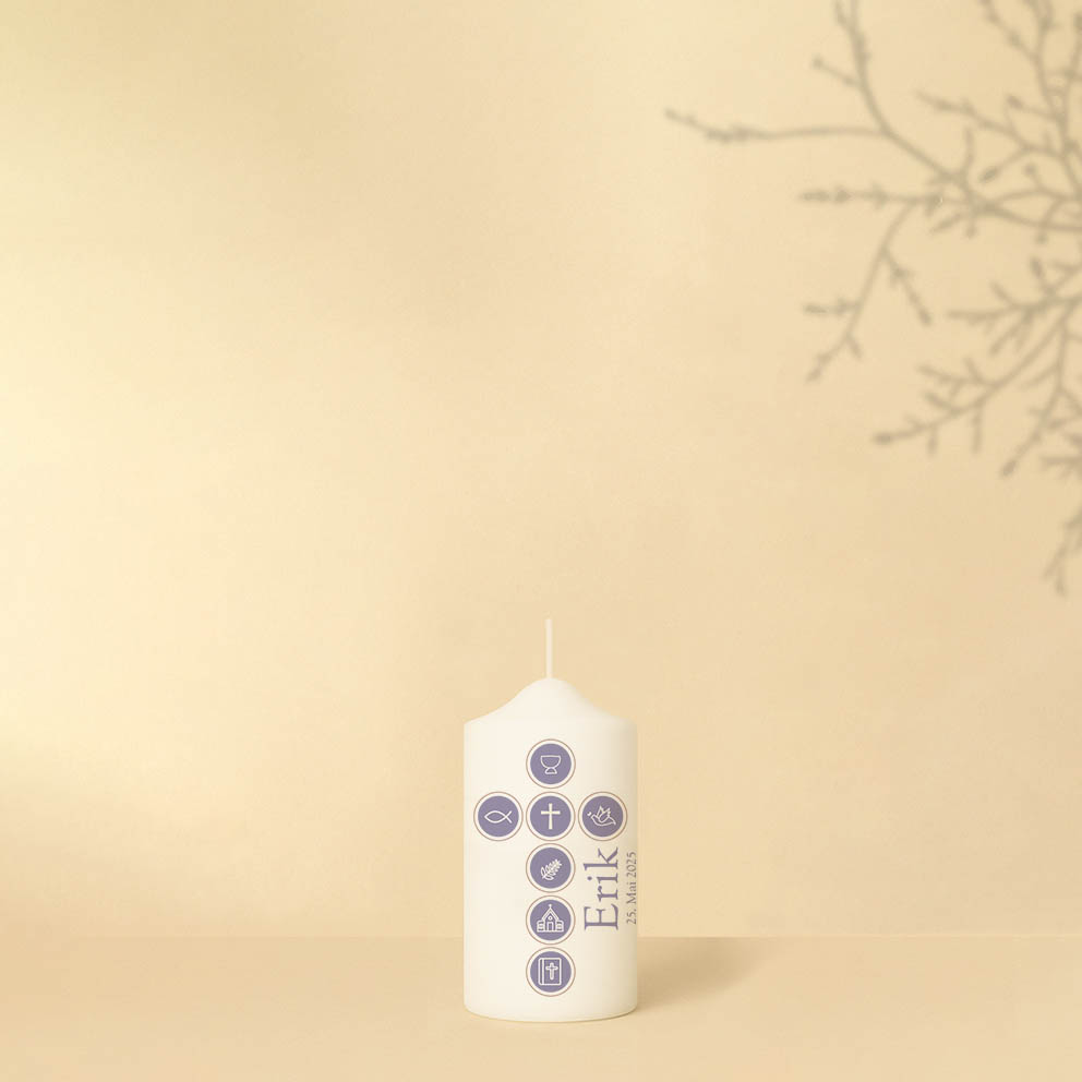 Taufkerze in Flieder oder Petrol mit Kreuz aus sieben Symbolkreisen, Name und Datum – personalisiert und in zwei Größen erhältlich.